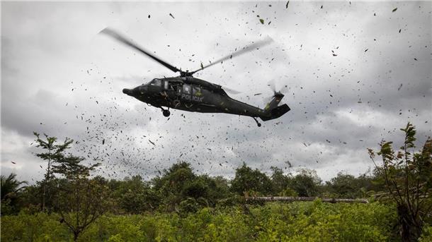 Ein Polizeihubschrauber landet auf einer Kokaplantage in Tumaco im Südwesten Kolumbiens (Archivbild).