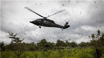 Ein Polizeihubschrauber landet auf einer Kokaplantage in Tumaco im Südwesten Kolumbiens (Archivbild).