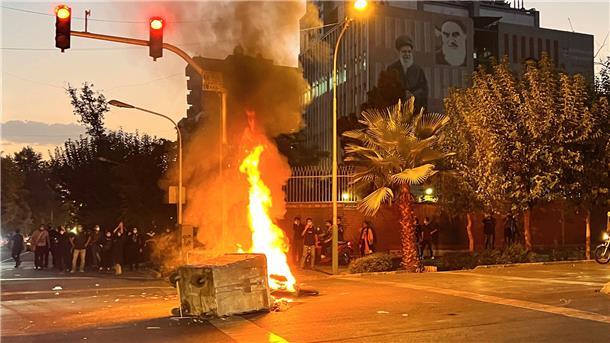 Vorgehen gegen Protestwelle im Iran spaltet auch Parlament Ein Polizeimotorrad brennt während eines Protests gegen den Tod von Mahsa Amini in Teheran.