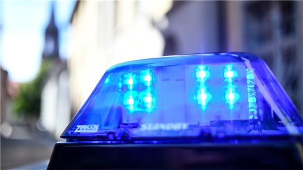 Das Blaulicht eines Polizeiautos leuchtet.