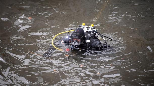 Ein Polizeitaucher sucht im Landwehrkanal in Berlin nach Beweisstücken im Fall des spektakulären Juwelendiebstahls aus dem Grünen Gewölbe in Dresden.