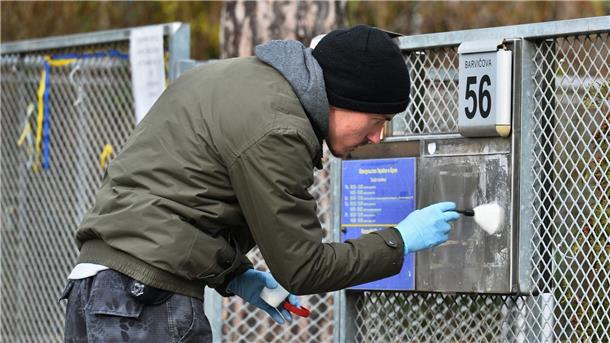 Ukrainische Konsulate erhalten Päckchen mit Tieraugen Ein Polizeitechniker nimmt Spuren von einem Briefkasten vor dem ukrainischen Konsulat in Brünn (Tschechien) auf.