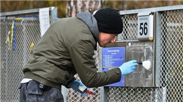 Ein Polizeitechniker nimmt Spuren von einem Briefkasten vor dem ukrainischen Konsulat in Brünn (Tschechien) auf.