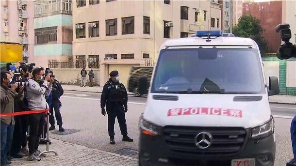 Mode-Influencerin zerstückelt in Hongkong aufgefunden Ein Polizeiwagen, der mumaßlich Angehörige des ermordeten Models Abby Choi transportiert und vor dem Kowloon City Law Courts Building ankommt.