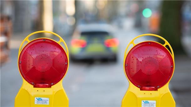 Fliegerbomben in Belm entschärft Ein Polizeiwagen fährt durch ein wegen einer Bombenentschärfung gesperrtes Viertel.