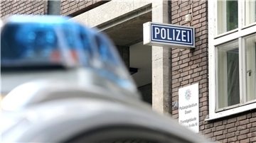 Ein Polizeiwagen steht vor dem Polizeipräsidium. Nicht immer haben die Einsatzkräfte das Glück, dass ein Einsatz glimpflich abläuft und nichts passiert. Dass es diese Momente trotzdem gibt, die zudem auch noch kurios ablaufen können, zeigt unser Listicle.