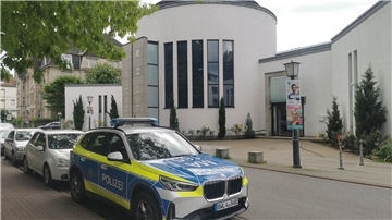 Ein Polizeiwagen steht vor der Neuen Synagoge in Heidelberg. Ein 18-Jähriger soll einen Anschlag auf Besucher der Synagoge geplant haben.