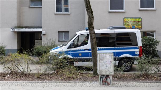 Wo sind Garweg und Staub? Ein Polizeiwagen steht vor der Wohnung der ehemaligen RAF-Terroristin Daniela Klette (Archivbild).
