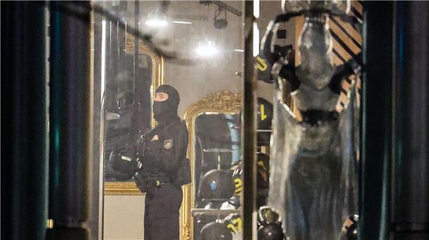 Ein Polizist am Schauplatz des Verbrechens.
