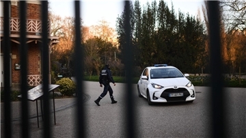 Ein Polizist im Park Buttes-Chaumont im 19. Arrondissement von Paris nach dem Fund eines menschlichen Beckens.