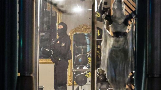Ein Polizist ist nach der Attacke in dem Duisburger Fitnessstudio im Einsatz.