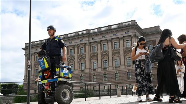 Islamisten festgenommen - Anschlagsplan in Schweden Ein Polizist patrouilliert vor dem schwedischen Parlament Riksdagen: Zwei mutmaßliche Islamisten hatten einen Anschlag auf das Gebäude geplant.