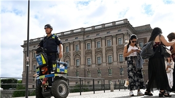 Ein Polizist patrouilliert vor dem schwedischen Parlament Riksdagen: Zwei mutmaßliche Islamisten hatten einen Anschlag auf das Gebäude geplant.