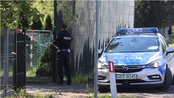 Ein Polizist sichert Spuren am Tatort im polnischen Tomislawice. Bei einer Messerattacke ist ein 16-jähriges Mädchen getötet worden.
