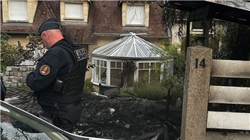 Ein Polizist steht vor dem Haus des Bürgermeisters Vincent Jeanbrun. Randalierer hatten das Haus in der Nacht mit einem Auto gerammt und Feuer gelegt.