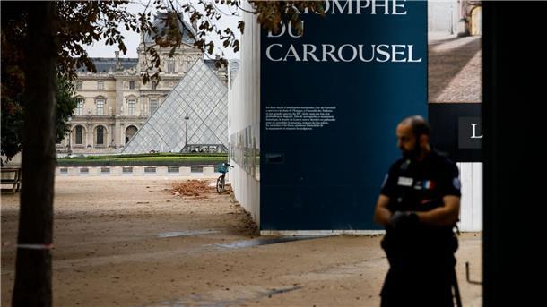 Frankreich: Louvre und Versailles zeitweise geräumt Ein Polizist steht vor dem Louvre Wache, der wegen einer Bombendrohung geräumt worden war.