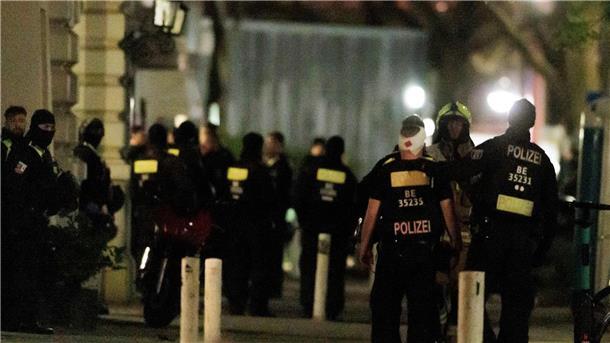 Geisel neun Stunden gefangen - Täter erschießt sich Ein Polizist trägt einen Kopfverband, nachdem das Geschäft an der Berliner Keithstraße gestürmt wurde.