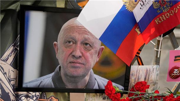 Ein Porträt des russischen Söldnerführers Jewgeni Prigoschin steht an einer informellen Gedenkstelle in der Nähe des Kremls.