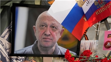 Ein Porträt des russischen Söldnerführers Jewgeni Prigoschin steht an einer informellen Gedenkstelle in der Nähe des Kremls.