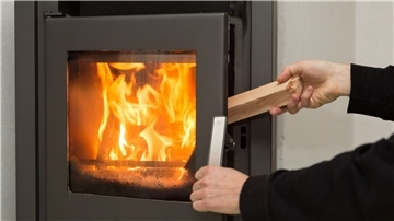 Ein prasselndes Feuer im Kaminofen sorgt nicht nur für wohlige Stimmung, sondern auch für Wärme.