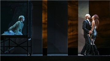 Ein Prinz zwischen den Frauen: Signe Heiberg (Rusalka), Konstantinos Klironomos (Prinz) und Julia Mintzer (Fremde Fürstin).