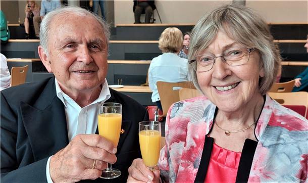 Ein Prosit aufs Schuljubiläum: Gerhard Henschel und seine Frau Lisa, geborene Sc...