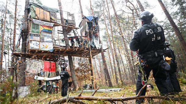 Ein Protestcamp gegen Tesla hat die Polizei nach fast neun Monaten aufgelöst (Archivbild). 