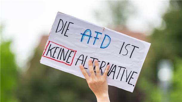 Zwei Drittel sehen in AfD Gefahr für Demokratie Ein Protestplakat während einer Kundgebung gegen die AfD-Veranstaltung „Der Nationalstaat zwischen Föderalismus und Europäischer Union“.
