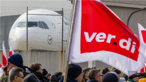 Lufthansa: Ufo ruft Flugbegleiter zu Streik auf Ein Protestzug von Streikenden mit Bannern und Verdi-Fahnen in Frankfurt am Main.
