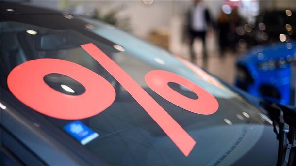 Studie: Hohe Rabatte sollen Verbrenner-Absatz ankurbeln Ein Prozentzeichen klebt auf der Scheibe eines Autos.