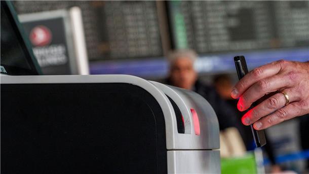 Flughafen Frankfurt setzt auf biometrische Identifikation Ein QR-Code mit Reisedaten wird vom Scanner des Check-in-Automaten gelesen.