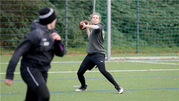 Ein Quarterback-Pass beim Sichtungstag der Lilienthal Venom beim OSC Bremerhaven.