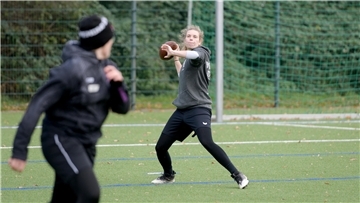 Ein Quarterback-Pass beim Sichtungstag der Lilienthal Venom beim OSC Bremerhaven.