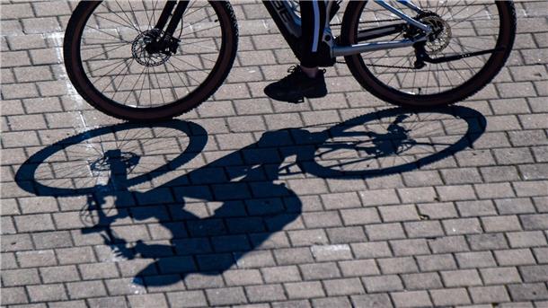 Pedelecfahrer stürzt und wird von Auto angefahren: tot Ein Radfahrer wirft einen Schatten.