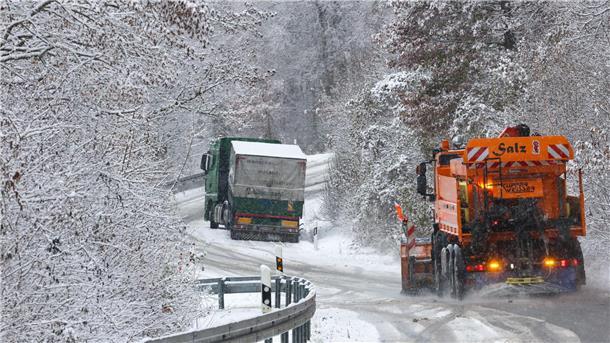 Ein Räumfahrzeug des Winterdienstes ist in Baden-Württemberg im Einsatz. In Schleswig-Holstein und Niedersachsen kam es wegen Streiks hingegen zu Einschränkungen.