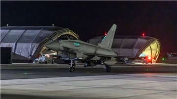 Ein RAF Typhoon-Flugzeug kehrt nach einem Angriff auf Ziele im Jemen zum Stützpunkt Royal Air Force Akrotiri auf Zypern zurück.