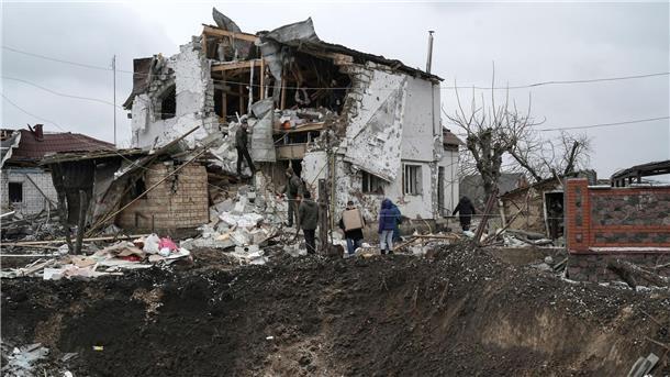 Krieg gegen die Ukraine: So ist die Lage Ein Raketenangriff hat ein Haus im ukrainischen Hlewacha schwer beschädigt.