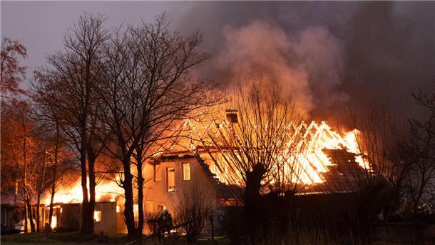 Ein Raub der Flammen wurde Samstagabend dieses Einfamilienhaus in Ellwürden.