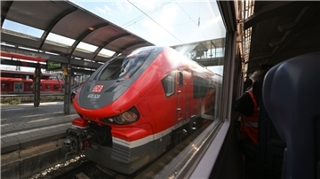 Ein Regionalzug der Bahn bei Ulm.