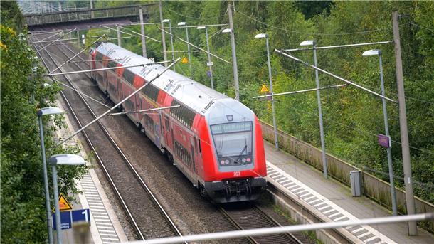 Bahnen fahren nach GDL-Streik wieder planmäßig Ein Regionalzug der Deutschen Bahn fährt durch einen Bahnhof.