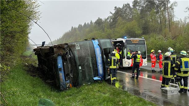 27 Jugendliche bei Busunfall verletzt Ein Reisebus mit Schülern ist am Sonntagmorgen auf der Autobahn 45 im Sauerland umgestürzt. .