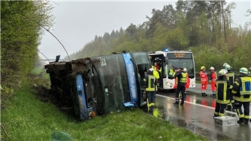 Ein Reisebus mit Schülern ist am Sonntagmorgen auf der Autobahn 45 im Sauerland umgestürzt. .