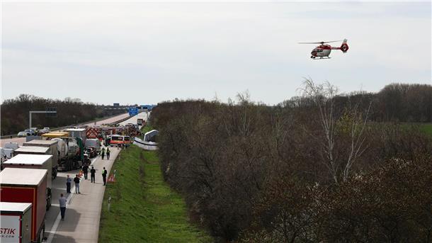 Busunfall auf A9: Polizei korrigiert Zahl der Toten auf vier Ein Rettungshubschrauber der Deutschen Luftrettung (DRF) ist über der Unfallstelle auf der A9 im Einsatz.