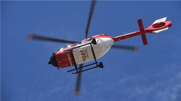 Ein Rettungshubschrauber fliegt am Himmel.