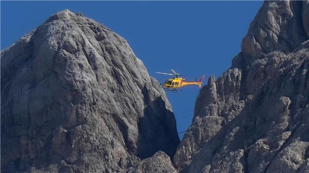 Ein Rettungshubschrauber überfliegt den Punta-Rocca-Gletscher in der Nähe von Canazei in den italienischen Alpen. (Symbolbild)