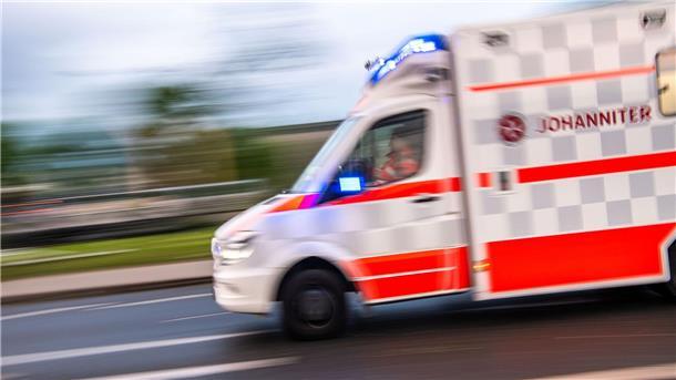 Ein Rettungswagen auf Einsatzfahrt.
