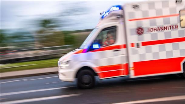 Ein Rettungswagen auf Einsatzfahrt.