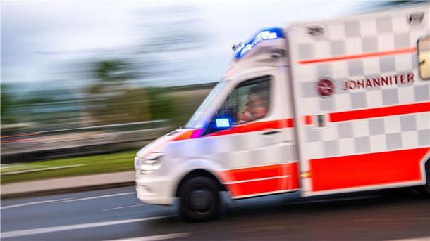 Fußgängerin betritt unvermittelt die Straße: Schwerer Unfall Ein Rettungswagen auf Einsatzfahrt.