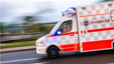 Ein Rettungswagen auf Einsatzfahrt.