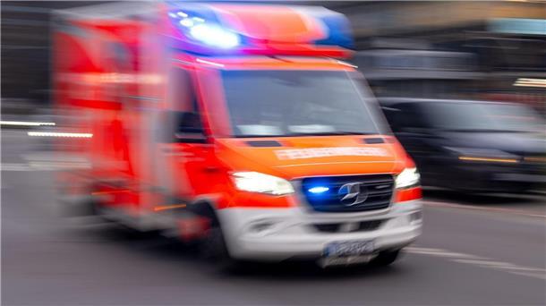 Ein Rettungswagen bringt den Unfallfahrer nach dem Zusammenstoß in ein Krankenhaus. (Symbolbild)